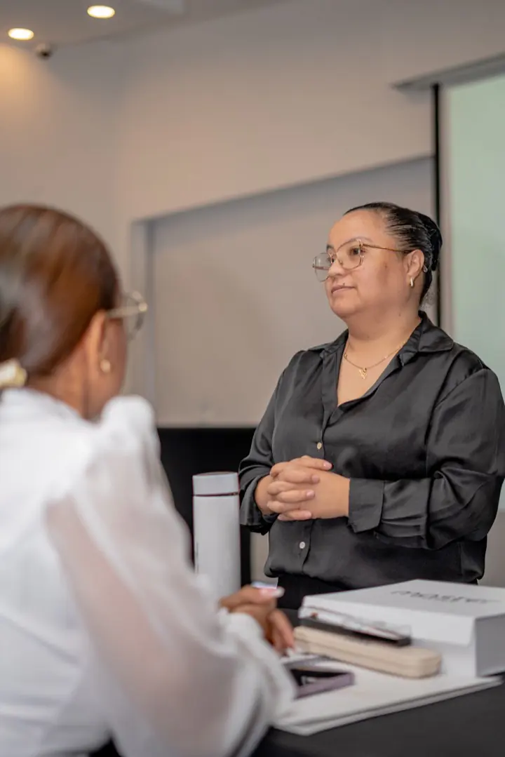 Instructora de Maxicejas explicando a una estudiante en el estudio