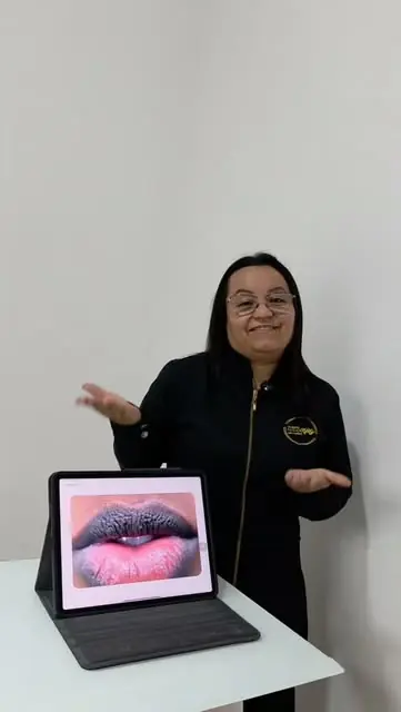 Instructora de la academia mostrando un trabajo de labios en una tableta