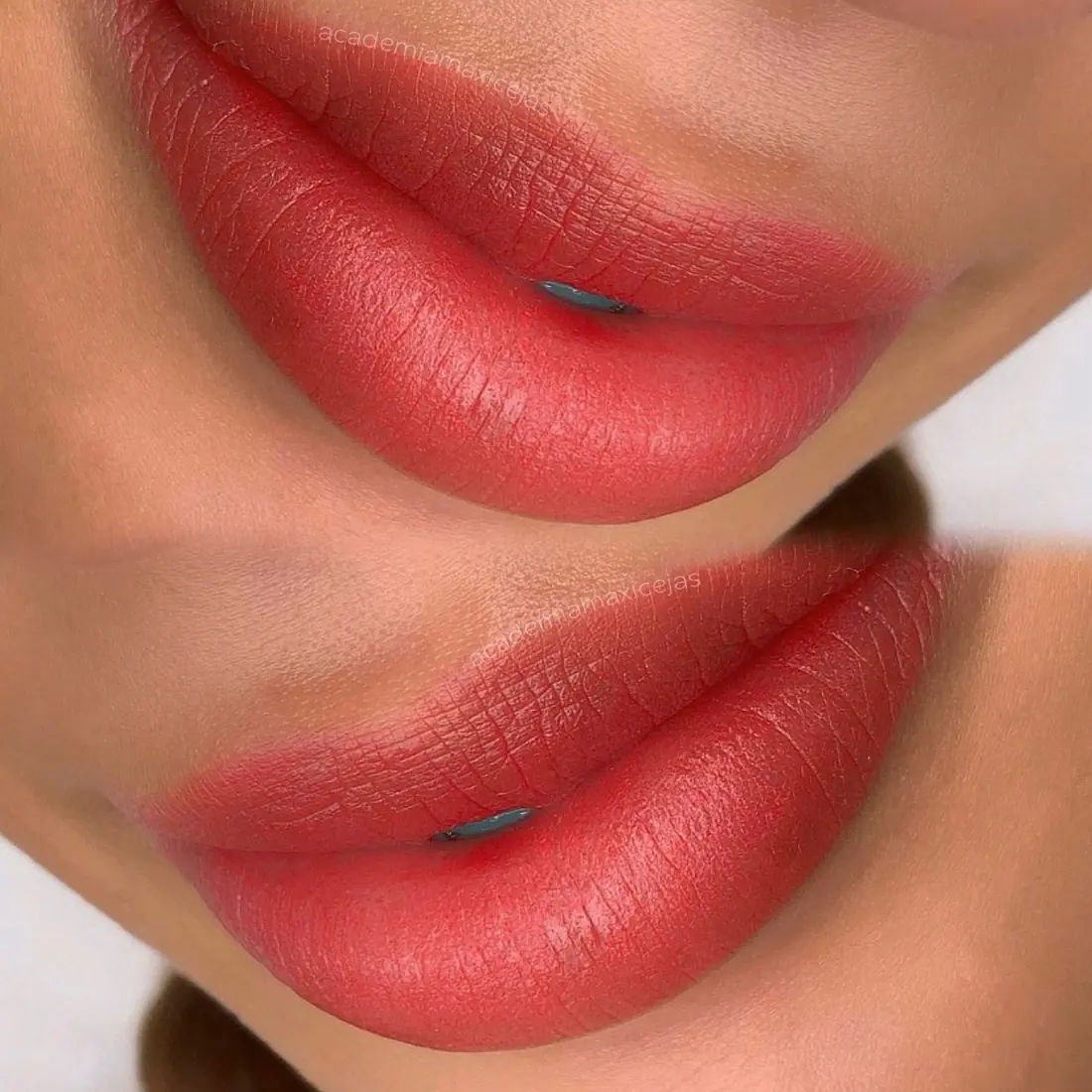 Labios con micropigmentación en tono rojo coral, vistos de cerca