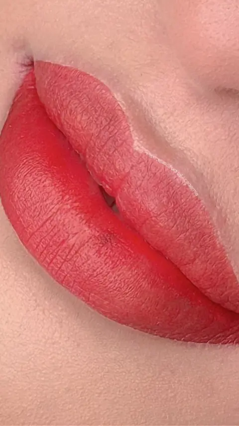 Labios con micropigmentación en rojo intenso
