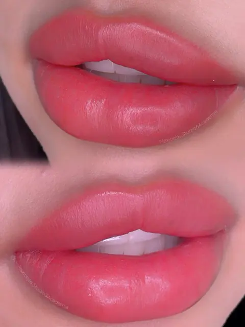 Labios con micropigmentación en tono rosa